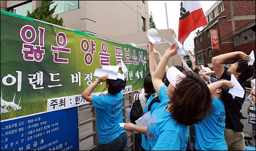 한국기독청년학생연합회 회원과 홈에버 월드컵몰 비정규직 노동자들이 회사쪽으로 편지글이 담긴 종이비행기를 날리고 있다. 